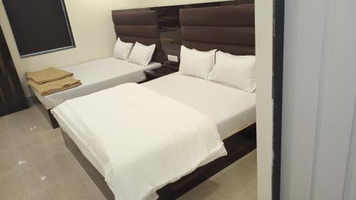 A bed or beds in a room at Hotel deluxe