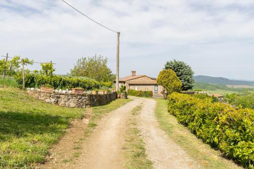 a dirt road in front of a house at Podere Marcigliana in Radicondoli