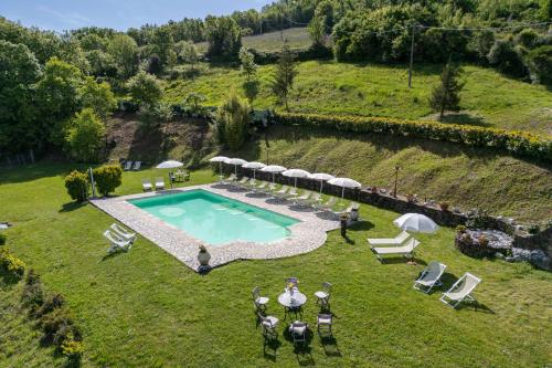 O vedere a piscinei de la sau din apropiere de Podere Marcigliana