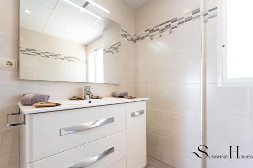 Et badeværelse på 2bed beach apartment , first line lux