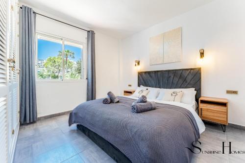 En eller flere senge i et værelse på 2bed beach apartment , first line lux