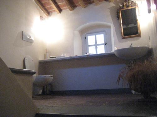 La salle de bains est pourvue d'un lavabo, de toilettes et d'une fenêtre. dans l'établissement B&B Villa Panicucci, à Livourne