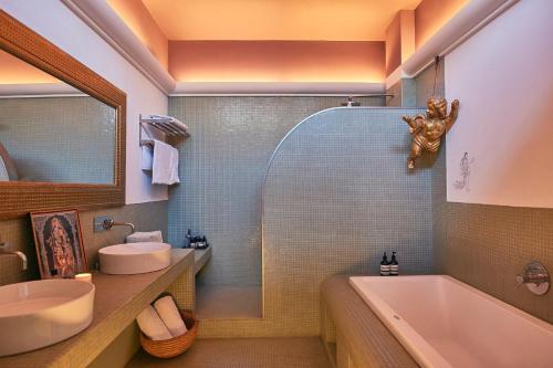 une salle de bain avec une baignoire et un lavabo et une baignoire dans l'établissement Enchanted Candy Factory Retreat, à Montreuil