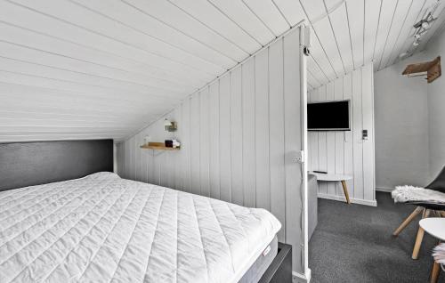 1 dormitorio con 1 cama blanca y TV en 2 Bedroom Nice Home In Hemmet en Hemmet