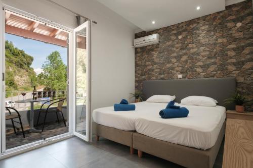 um quarto com uma cama com almofadas azuis em Pyrgi house, Ipsos Corfu em Ipsos