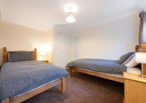 um quarto com duas camas num quarto em The Cart Lodge em Chedgrave