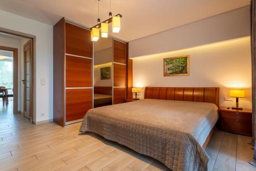 ein Schlafzimmer mit einem großen Bett in einem Zimmer in der Unterkunft Park apartment in Druskininkai