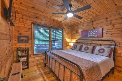 A bed or beds in a room at Bearfoot Ridge Wood-burning fireplace cozy hot tub serene views