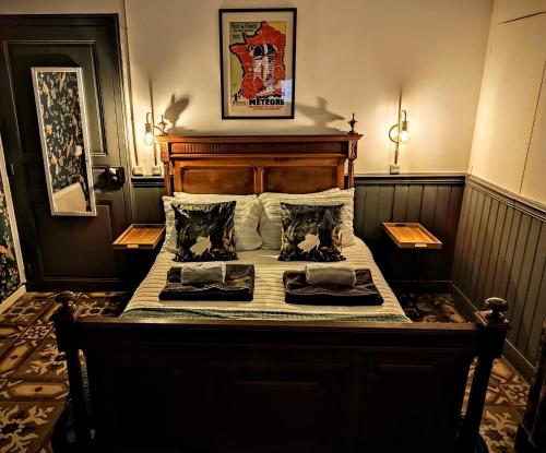 um quarto com uma cama com duas almofadas em La Scierie em Quillan