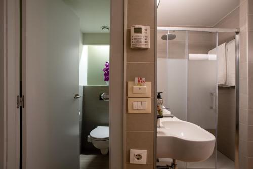 Koupelna v ubytování Hotel Bed4U Pamplona