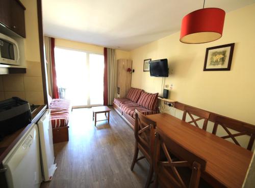 un salon avec un canapé et une table dans l'établissement Au coeur de l'Ariège, à Ax-les-Thermes