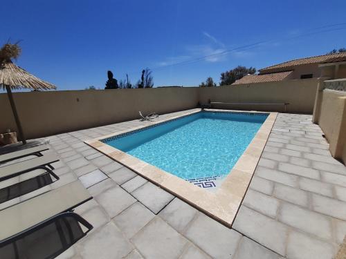 une piscine dans l'arrière-cour d'une maison dans l'établissement petite maison de campagne gardoise, à Théziers