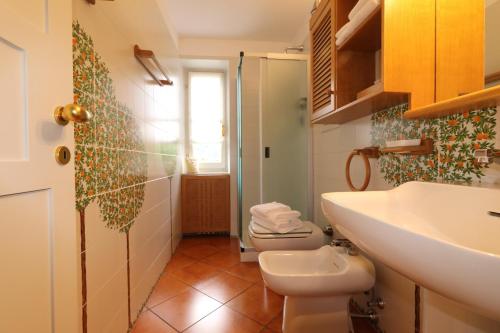 y baño con aseo y lavamanos. en B&B Casa Ninni, en Camogli