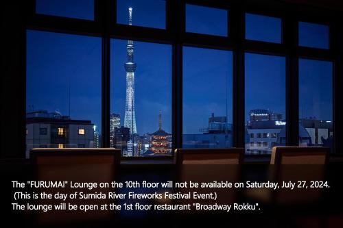 Asakusa View Hotel Annex Rokku في طوكيو: نافذة مطلة على برج طوكيو