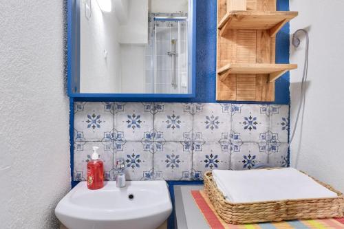 une salle de bain avec un lavabo et un miroir dans l'établissement Charmant studio proche du Vieux Port, à Marseille