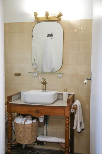 une salle de bain avec un lavabo et un miroir dans l'établissement Le Refuge d'Alienor at Domaine Le Touran near Saint Emilion, à Pellegrue