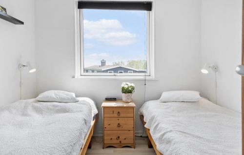 two beds in a room with a window at Amazing Home In Augustenborg in Augustenborg