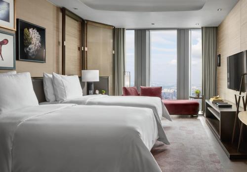 Habitación de hotel con 2 camas y TV en Rosewood Guangzhou en Guangzhou