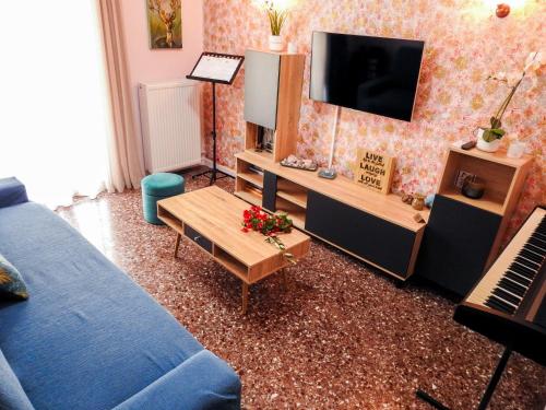 Televisyen dan/atau pusat hiburan di Green ART House Athens