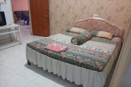 a bed with two pillows on it in a room at Wisma Sederhana in Mamuju