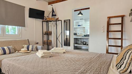 Chronis Studio in Adamas