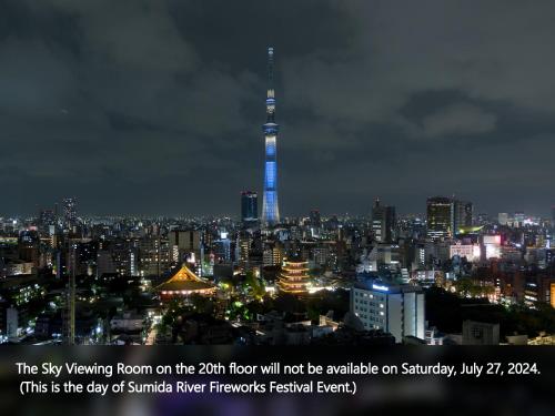 vista di una città di notte con la torre panoramica di Asakusa View Hotel a Tokyo