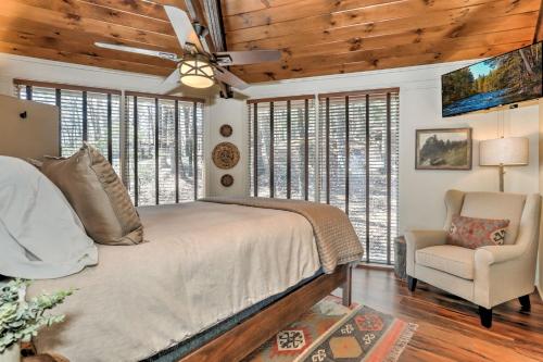 Schlafzimmer mit einem Bett, einem Stuhl und Fenstern in der Unterkunft Chalet 254 - Cozy luxury in Big Canoe in Marblehill