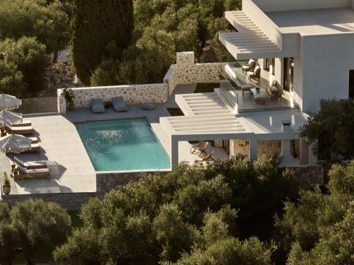 Bazén v ubytování Armela Villa, with Pool & Captivating Views, By ThinkVilla nebo v jeho okolí
