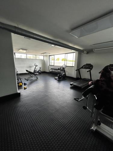 une salle de sport avec plusieurs tapis de course et vélos d'exercice dans l'établissement Windhoek Kalahari Haven, à Windhoek