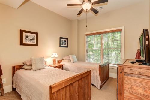 Un pat sau paturi într-o cameră la Stars Align Cottage - Relaxing Hot Tub Comfy Outdoor Seating More