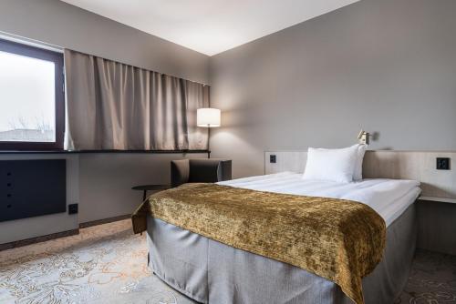 Säng eller sängar i ett rum på Quality Hotel Royal Corner