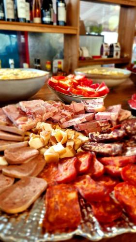 ein Tisch mit vielen verschiedenen Arten von Essen darauf in der Unterkunft Alunis RETREAT in Aluniş