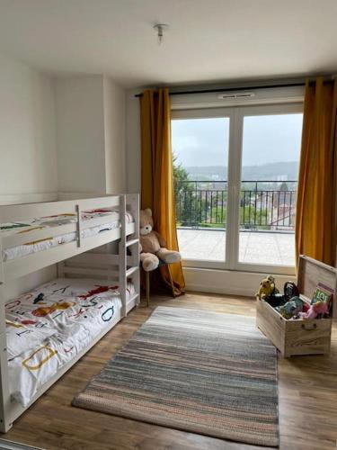 - une chambre avec 2 lits superposés et une grande fenêtre dans l'établissement Appartement 3P Gare Terrasse et Parking privé, à Franconville
