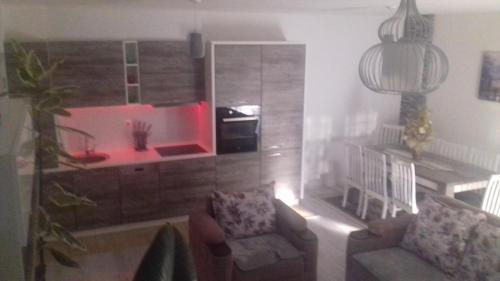 un soggiorno con divano e una cucina di Apartment Beerti a Pristina