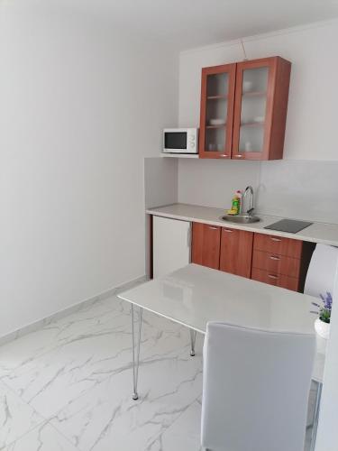 Dapur atau dapur kecil di Apartments Dinko