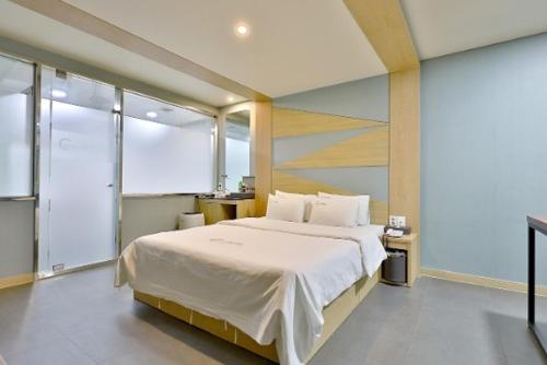 Postel nebo postele na pokoji v ubytování Guri C Boutique Hotel