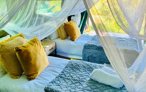 Ένα ή περισσότερα κρεβάτια σε δωμάτιο στο Kruger Untamed - Tshokwane River Camp