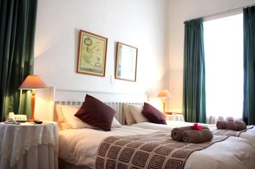 een hotelkamer met twee bedden met knuffels erop bij Albertinia Hotel in Albertinia
