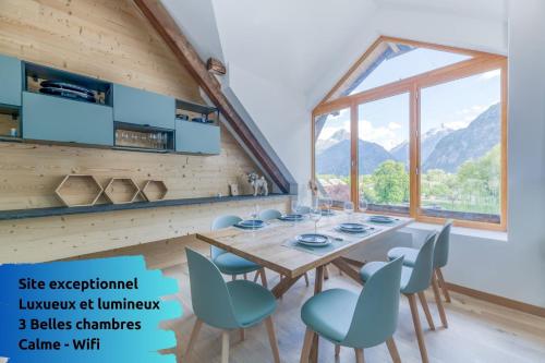 a dining room with a table and chairs and a window at Meije - 3 Belles chambres - Calme - Wifi - Vue in Le Bourg-dʼOisans