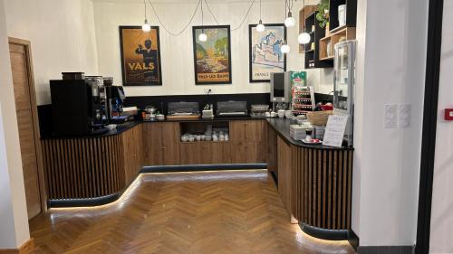 un restaurante con barra y una cafetería en Logis Hôtel Restaurant Grand Hôtel de Lyon, en Vals-les-Bains