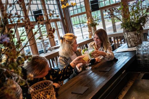 três mulheres sentadas numa mesa num restaurante em Skistar Lodge Lindvallen em Sälen