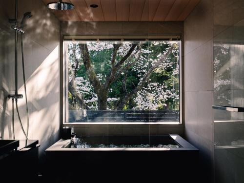 een badkamer met een bad en een raam bij TEF TANIGUMI - Vacation STAY 78822v 