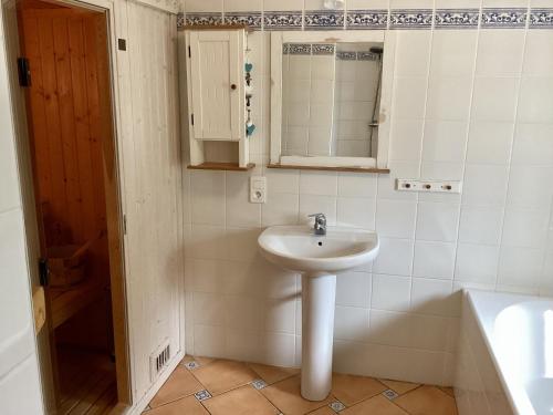 une salle de bain avec un lavabo, un miroir et une baignoire dans l'établissement 480-Villa des dunes de St Tugen, à Esquibien