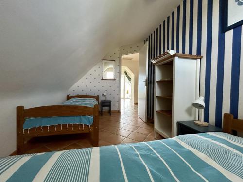 - une chambre avec 2 lits et un escalier dans l'établissement 480-Villa des dunes de St Tugen, à Esquibien