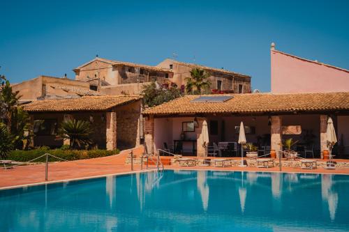 - une piscine en face du complexe dans l'établissement Hotel Villa Giulia, à Marzamemi