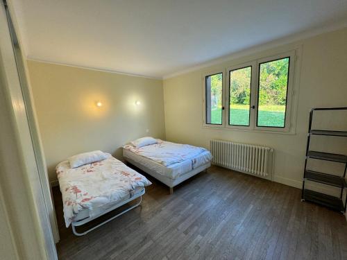 Ένα ή περισσότερα κρεβάτια σε δωμάτιο στο Paisible, spacieuse et conviviale, parking gratuit