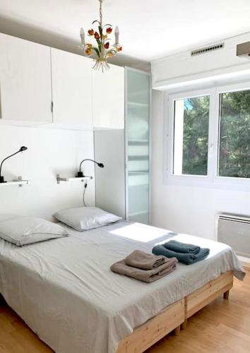 une chambre avec un lit avec des serviettes dessus dans l'établissement Bandol plage de Renécros, à Bandol