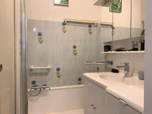 une salle de bain avec un lavabo et une douche dans l'établissement Bandol plage de Renécros, à Bandol