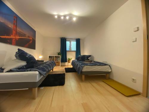 Habitación con 2 camas y sofá en House Apartment am See en Markkleeberg