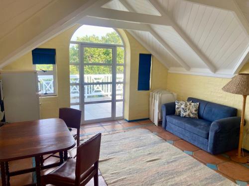 愛德華港的住宿－The Villa at Caribbean Estates，客厅配有蓝色的沙发和桌子